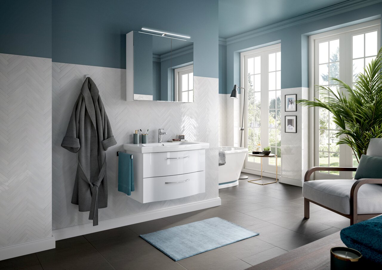 Modernes Badezimmer mit weißem Waschtisch und Spiegelschrank, seitliche Perspektive