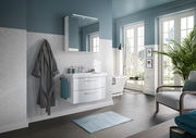 Modernes Badezimmer mit weißem Waschtisch und Spiegelschrank, seitliche Perspektive