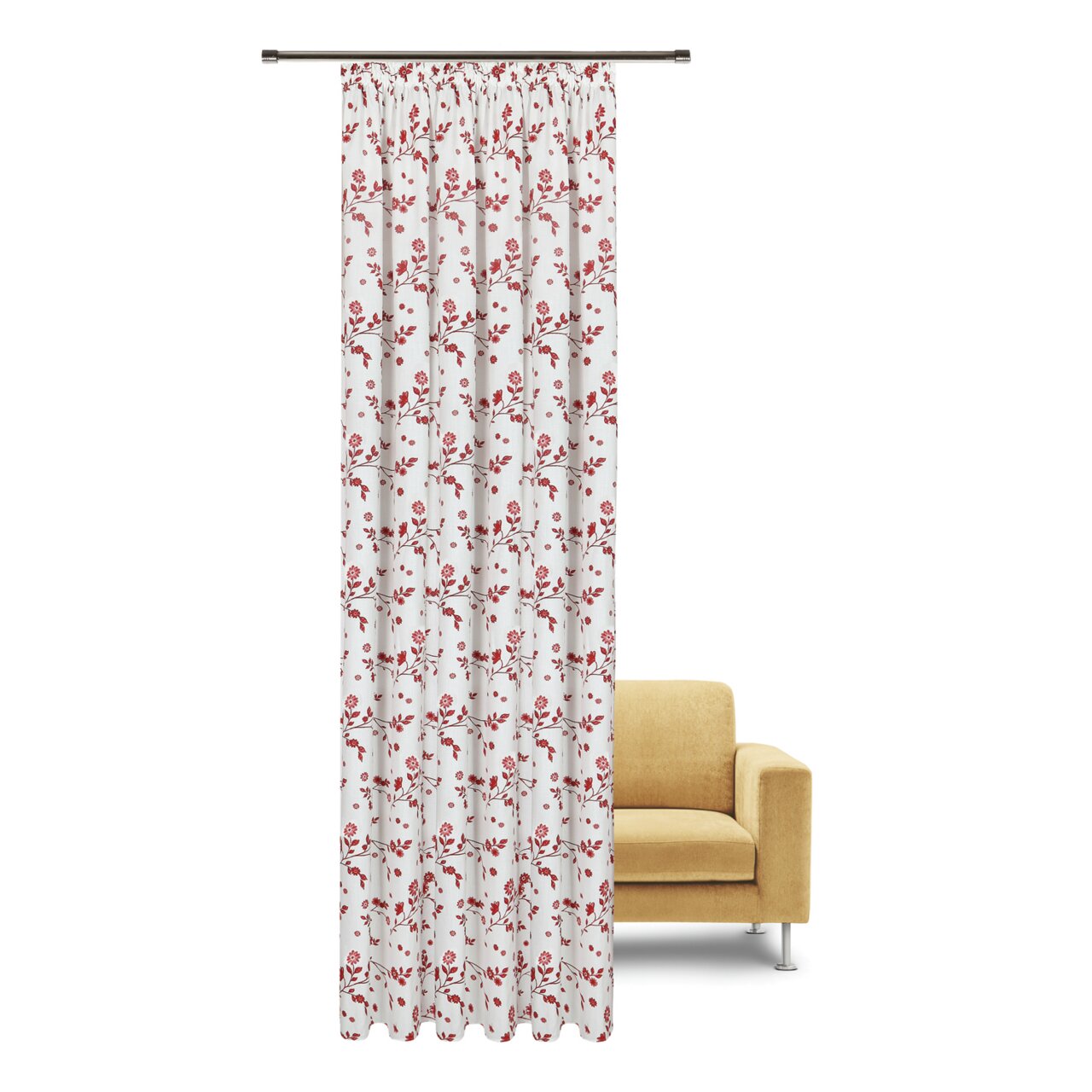 Vorhang mit floralem Muster in Rot und Weiß, frontal vor einem beigen Sofa hängend.