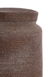 Detailansicht aus leicht erhöhter Perspektive auf einen braunen, bauchigen Pflanzkorb mit markanter Naturfaserstruktur und verstärktem Rand.