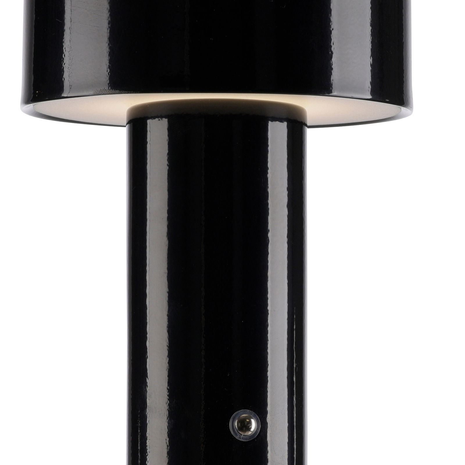 Nahaufnahme einer schwarzen Akku-Tischleuchte AGNES mit glänzendem Finish, seitliche Perspektive.