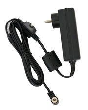 Schwarzes Ladegerät mit Kabel, seitliche Perspektive