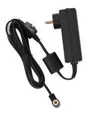 Schwarzes Ladegerät mit Kabel, seitliche Perspektive