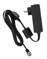 Schwarzes Ladegerät mit Kabel, seitliche Perspektive