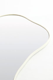 Nahaufnahme eines Spiegels mit geschwungenem, weißem Rahmen aus der Vogelperspektive.