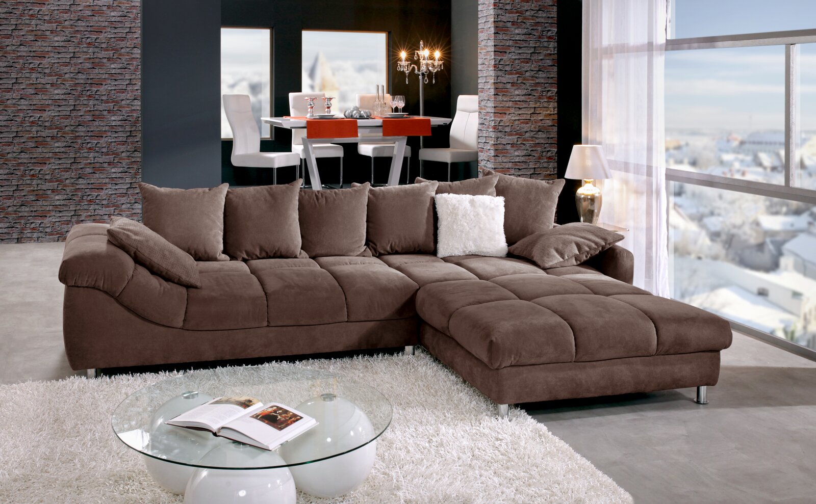 Großes, braunes Ecksofa in einem modernen Wohnzimmer mit Blick auf den Esstisch im Hintergrund.