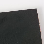 Nahaufnahme der Rückseite einer schwarzen Fußmatte mit strukturierter Oberfläche, von oben fotografiert.