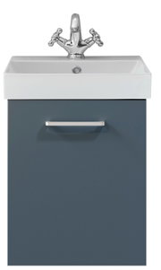 Modernes Bad-Waschbecken mit weißem Keramikbecken, blau-grauem Unterschrank mit Griff und verchromter Zweigriff-Armatur, Frontalansicht