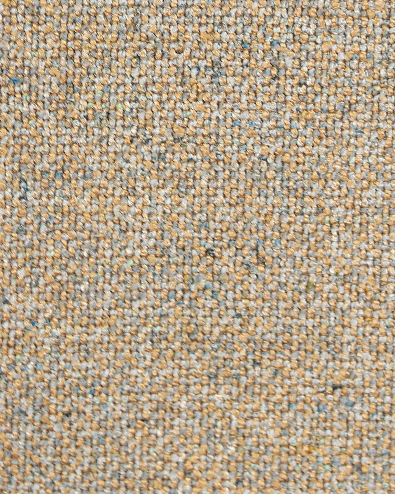 Nahaufnahme eines beige-gemusterten Stoffes, verwendet für einen Stuhlbezug