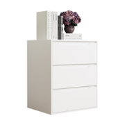Weiße Kommode mit drei Schubladen im minimalistischen Design, auf der Oberseite stehen Bücher und eine Vase mit rosa Hortensien; Perspektive: leicht von vorn links in leichter Aufsicht vor weißem Hintergrund.