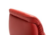 Close-up van de rugleuning van een rode leren relaxfauteuil, gezien vanaf de achterkant.