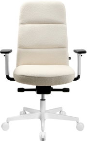 Frontansicht eines ergonomischen Bürostuhls mit hoher Rückenlehne, cremefarbenem Bouclé-Bezug, schwarzen Armlehnen und weißem Fußkreuz mit Rollen