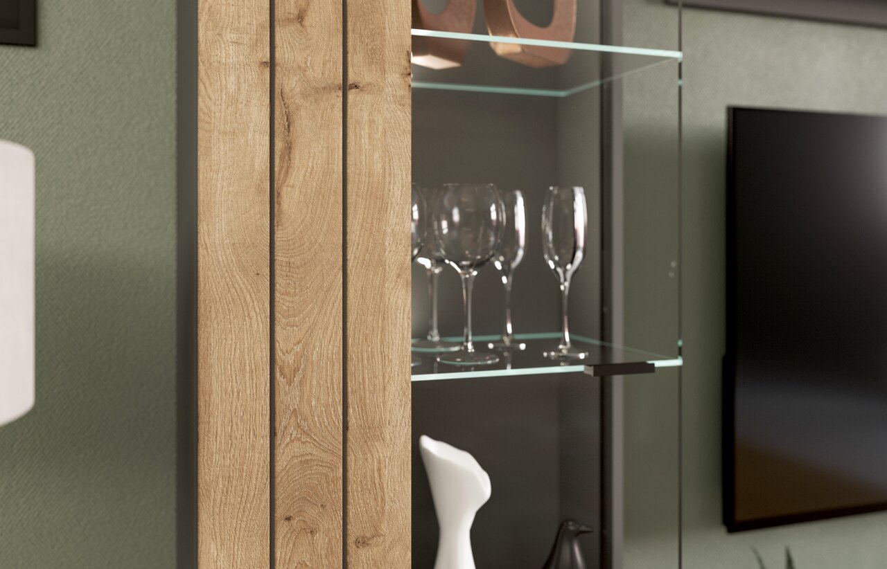 Detailansicht einer Vitrine mit Holztür und Glaseinlegeböden, auf denen Weingläser und Dekorationsobjekte stehen.