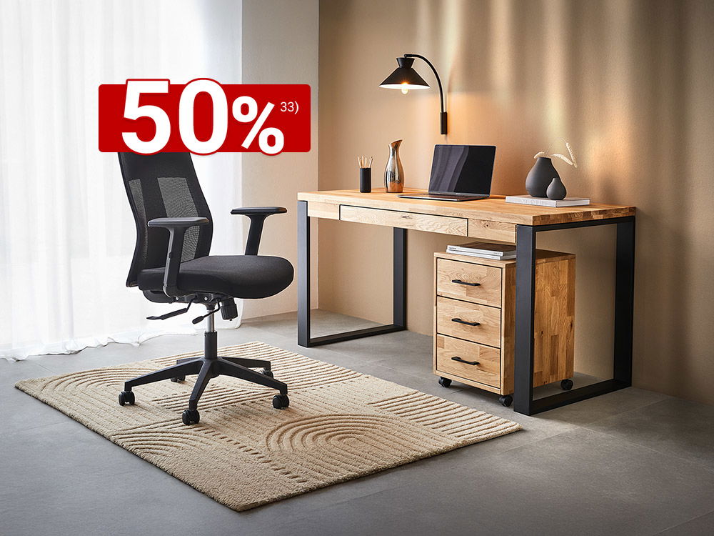 Schreibtisch aus Holz mit Bürostuhl im modernen Homeoffice