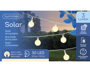 Solarbetriebene Lichterkette mit 30 warmweißen LEDs, 2,9 m lang, in einer abendlichen Gartenumgebung.