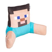 Minecraft-inspiriertes Plüschkissen in Form einer blockigen Figur mit blauem Oberteil und ausgebreiteten Armen, freigestellt auf weißem Hintergrund, Ansicht schräg von vorne.