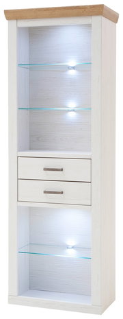 Hoge witte vitrinekast met houten blad, drie glazen planken met ledverlichting en twee lades, vooraanzicht vanuit een licht schuin perspectief