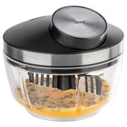 Multizerkleinerer ZIZO von oben, mit transparentem Behälter und schwarzem Deckel, gefüllt mit gehackten Zutaten.