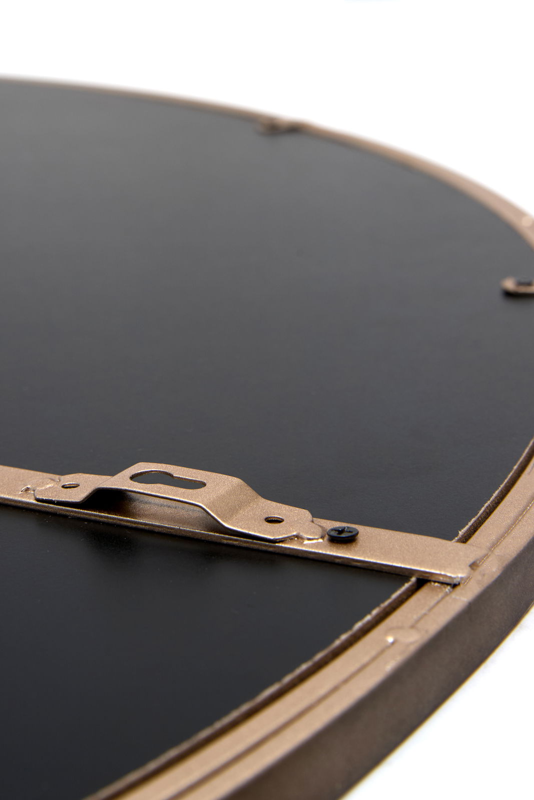 Rückansicht eines runden Spiegels mit Metallrahmen und Aufhängung.