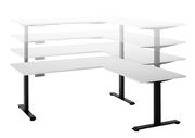 Höhenverstellbarer E-Eckschreibtisch in Weiß mit schwarzem Gestell, seitliche Perspektive