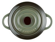 Obenansicht einer grünen Mini-Cocotte von Le Creuset mit zwei Griffen.