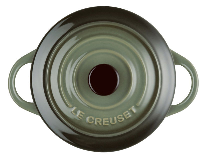 Obenansicht einer grünen Mini-Cocotte von Le Creuset mit zwei Griffen.