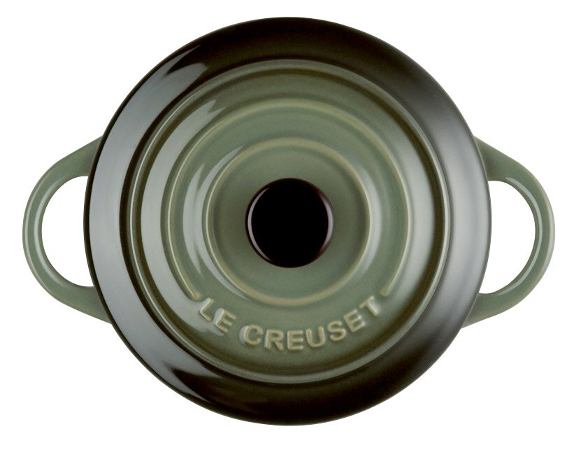 Obenansicht einer grünen Mini-Cocotte von Le Creuset mit zwei Griffen.