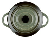 Obenansicht einer grünen Mini-Cocotte von Le Creuset mit zwei Griffen.