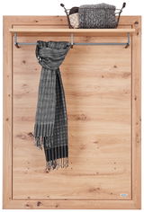 Garderobenpaneel aus Holz mit Metallstange, darauf ein grauer Schal und ein Korb mit Decken. Frontalansicht.