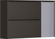 Moderner Hängeschuhschrank in dunklem Design mit zwei Klappen und einer geriffelten Tür, Frontalansicht.