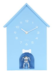 Blaue Wanduhr in Form eines Hauses mit weißen Ziffern und Zeigern, darunter eine silberne Hundefigur in einer kleinen Nische. Frontalansicht.