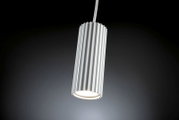 Silberne, zylindrische LED-Hängeleuchte mit geripptem Metallgehäuse und sichtbarer Lichtöffnung, freigestellt vor dunklem Hintergrund, schräg von unten (Untersicht) fotografiert