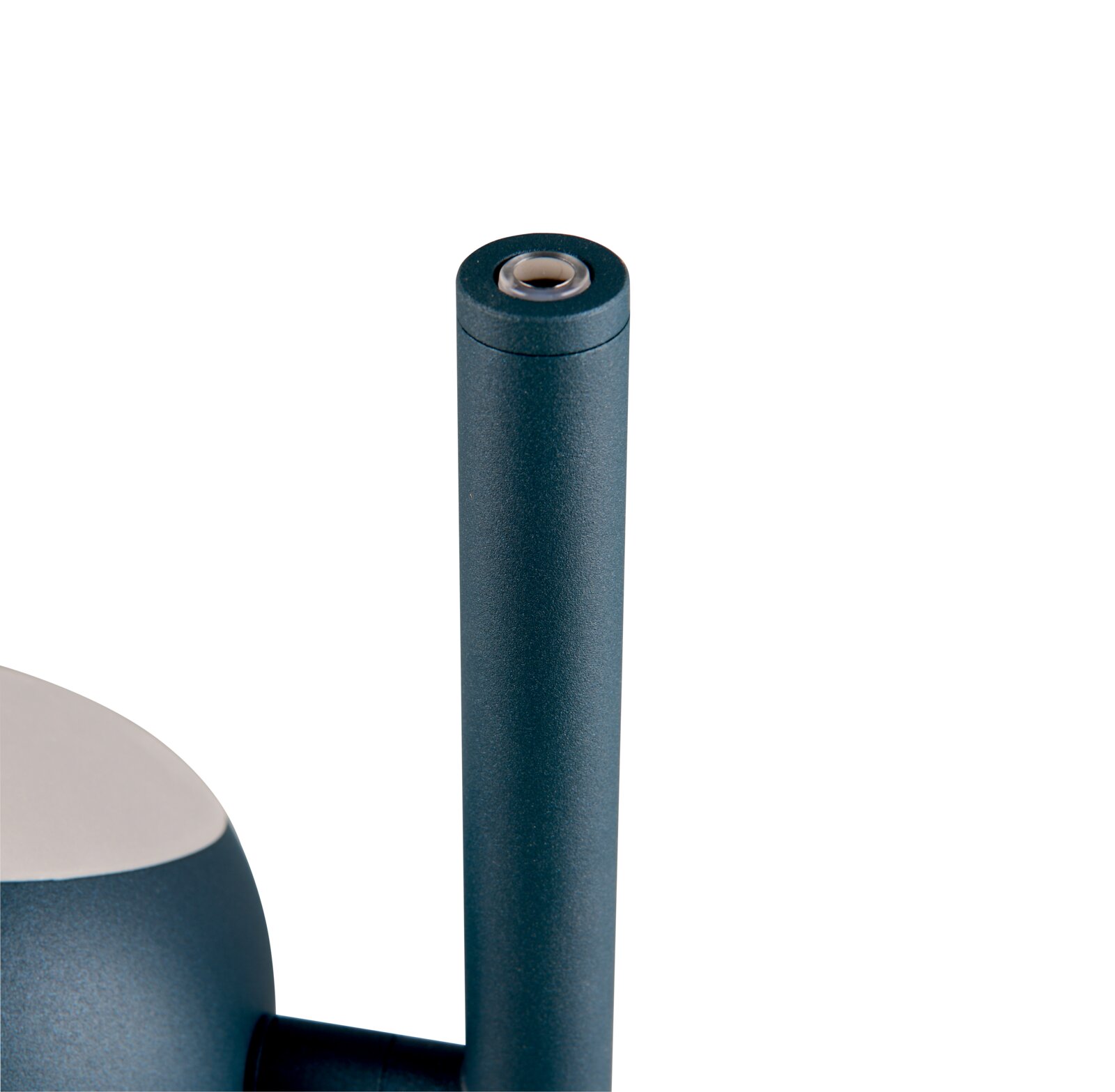 Close-up van een donkerblauwe metalen lamp met een cilindrische staaf en een zichtbare schroefopening aan de bovenkant, in perspectief van voren en licht van bovenaf op een witte achtergrond