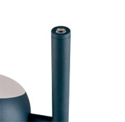 Close-up van een donkerblauwe metalen lamp met een cilindrische staaf en een zichtbare schroefopening aan de bovenkant, in perspectief van voren en licht van bovenaf op een witte achtergrond