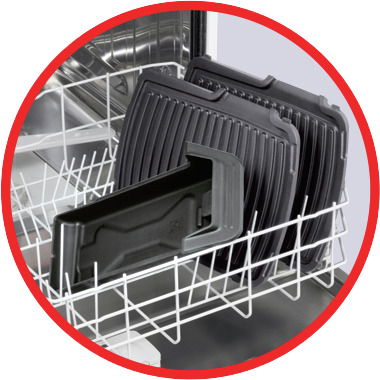 Kontaktgrillplatten in der Spülmaschine, Ansicht von oben