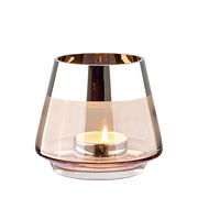 Teelichthalter aus Glas in sandfarbener Optik mit brennendem Teelicht, seitliche Perspektive