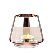 Teelichthalter aus Glas in sandfarbener Optik mit brennendem Teelicht, seitliche Perspektive