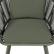 Nahaufnahme eines Loungesessels mit grünem Polster und schwarzem Rahmen, Vorderansicht.