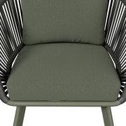 Nahaufnahme eines Loungesessels mit grünem Polster und schwarzem Rahmen, Vorderansicht.