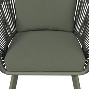 Nahaufnahme eines Loungesessels mit grünem Polster und schwarzem Rahmen, Vorderansicht.