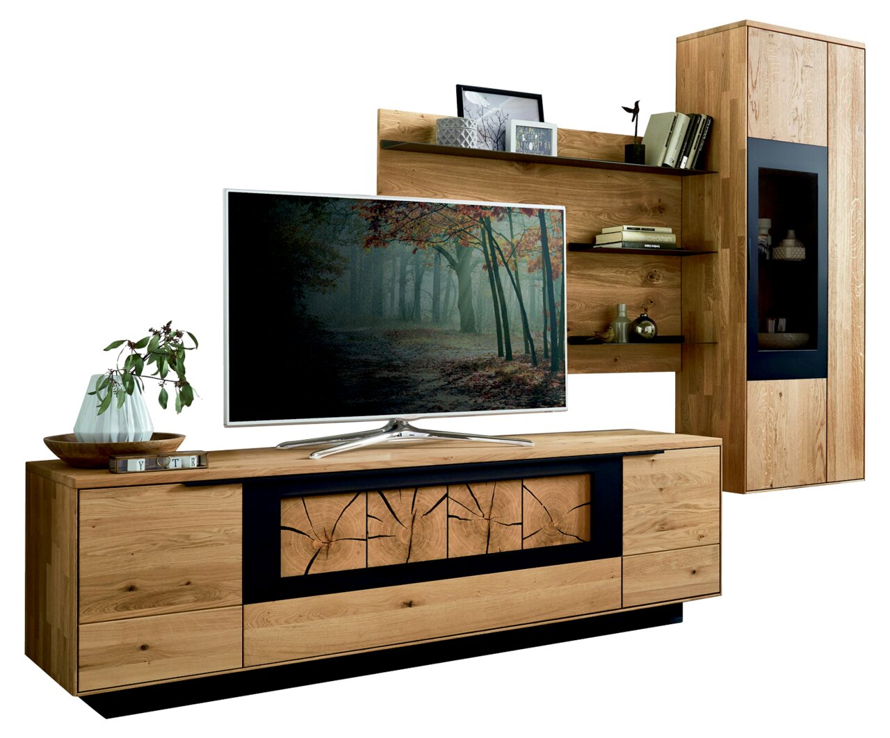 Wandkombination aus Holz mit modernem Design, bestehend aus einem TV-Schrank, Regalen und einem hohen Schrank, frontal betrachtet.