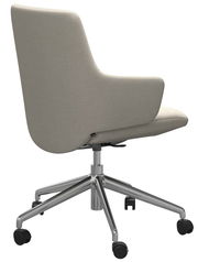 Rückansicht eines modernen, hellgrauen Bürostuhls mit verchromtem Fußkreuz und Rollen.