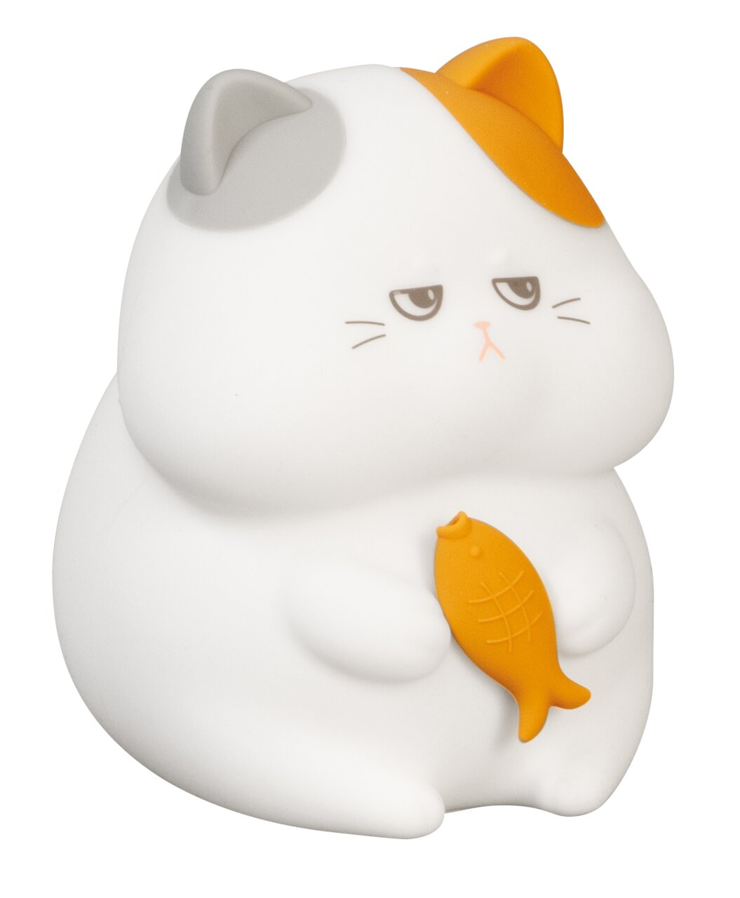 FHL easy Akku-Nachtlicht Greedy Cat GERD Niedliches Akku-Nachtlicht in Form einer sitzenden Katze mit grauem und orangefarbenem Ohr, die einen orangefarbenen Fisch hält. Frontalansicht.