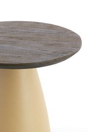 Nahaufnahme eines Beistelltisches mit runder Holzplatte und konischem, beigem Sockel, seitliche Perspektive.