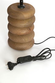 Holz-Lampenfuß mit runder, gestapelter Form und schwarzem Kabel mit Schalter, seitliche Perspektive