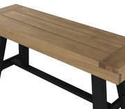 Gartenbank aus Holz mit schwarzem Metallgestell, seitliche Perspektive