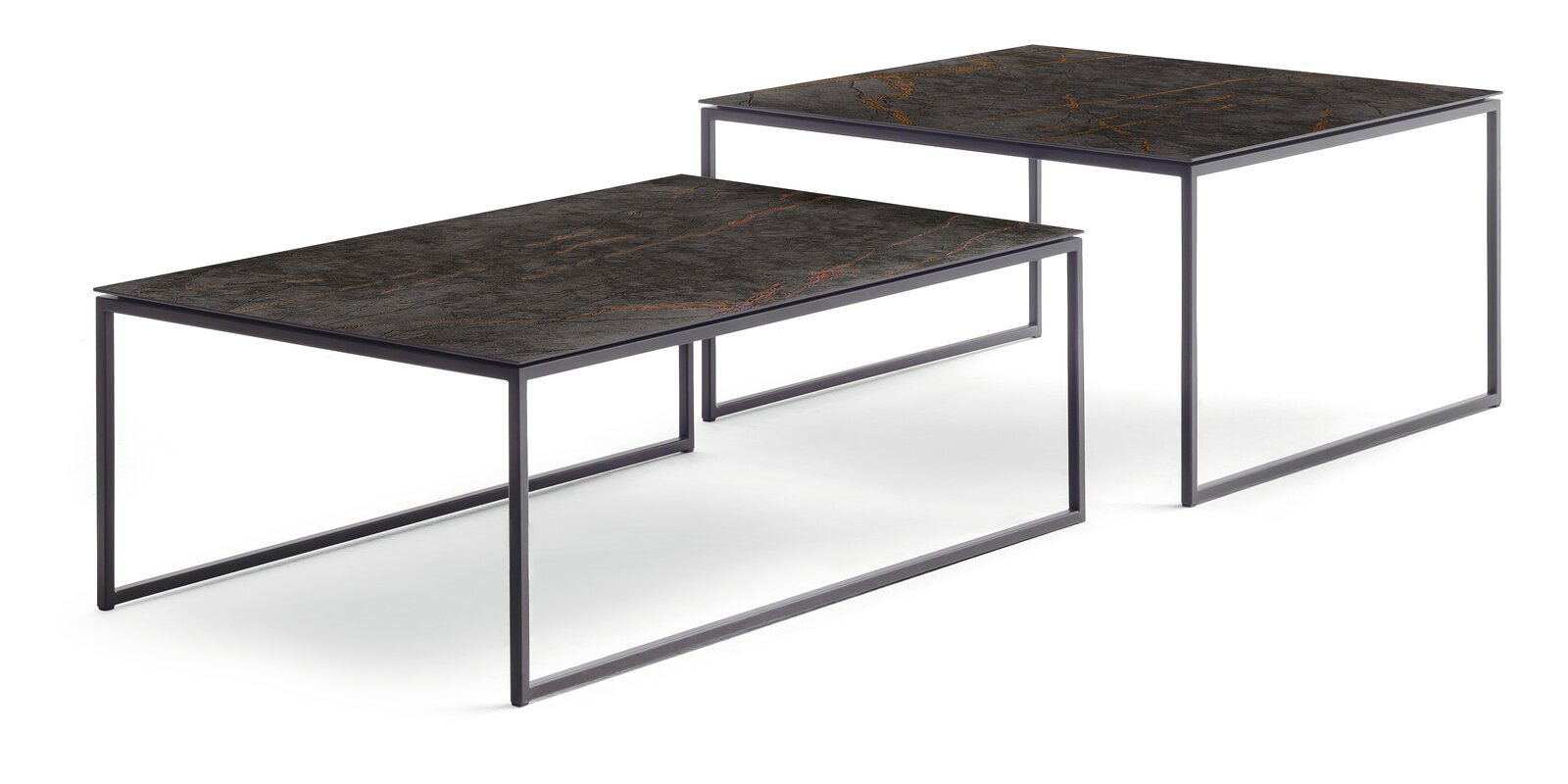 Zwei moderne Beistelltische mit dunkler Marmoroptik und schlankem Metallrahmen, seitliche Perspektive.