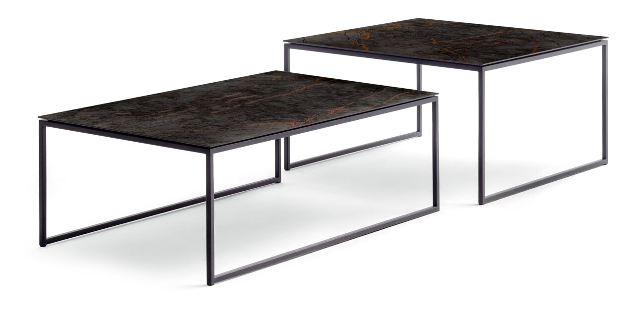 Zwei moderne Beistelltische mit dunkler Marmoroptik und schlankem Metallrahmen, seitliche Perspektive.