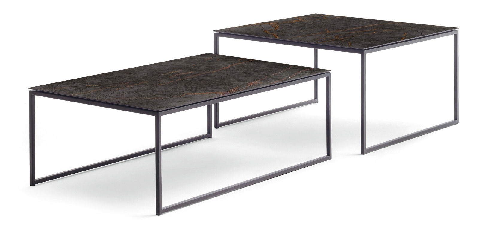 Zwei moderne Beistelltische mit dunkler Marmoroptik und schlankem Metallrahmen, seitliche Perspektive.