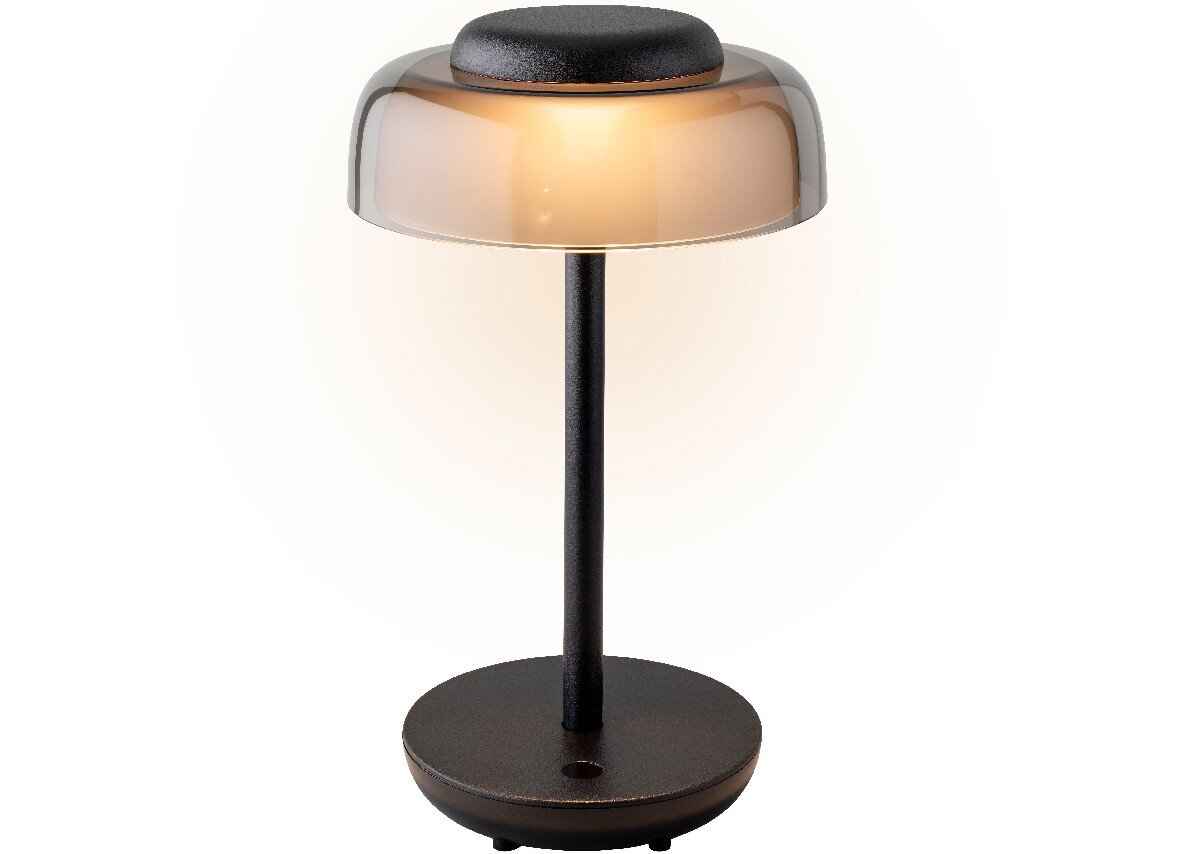LED Tischleuchte mit schwarzem Sockel und rauchfarbenem Schirm, seitliche Perspektive